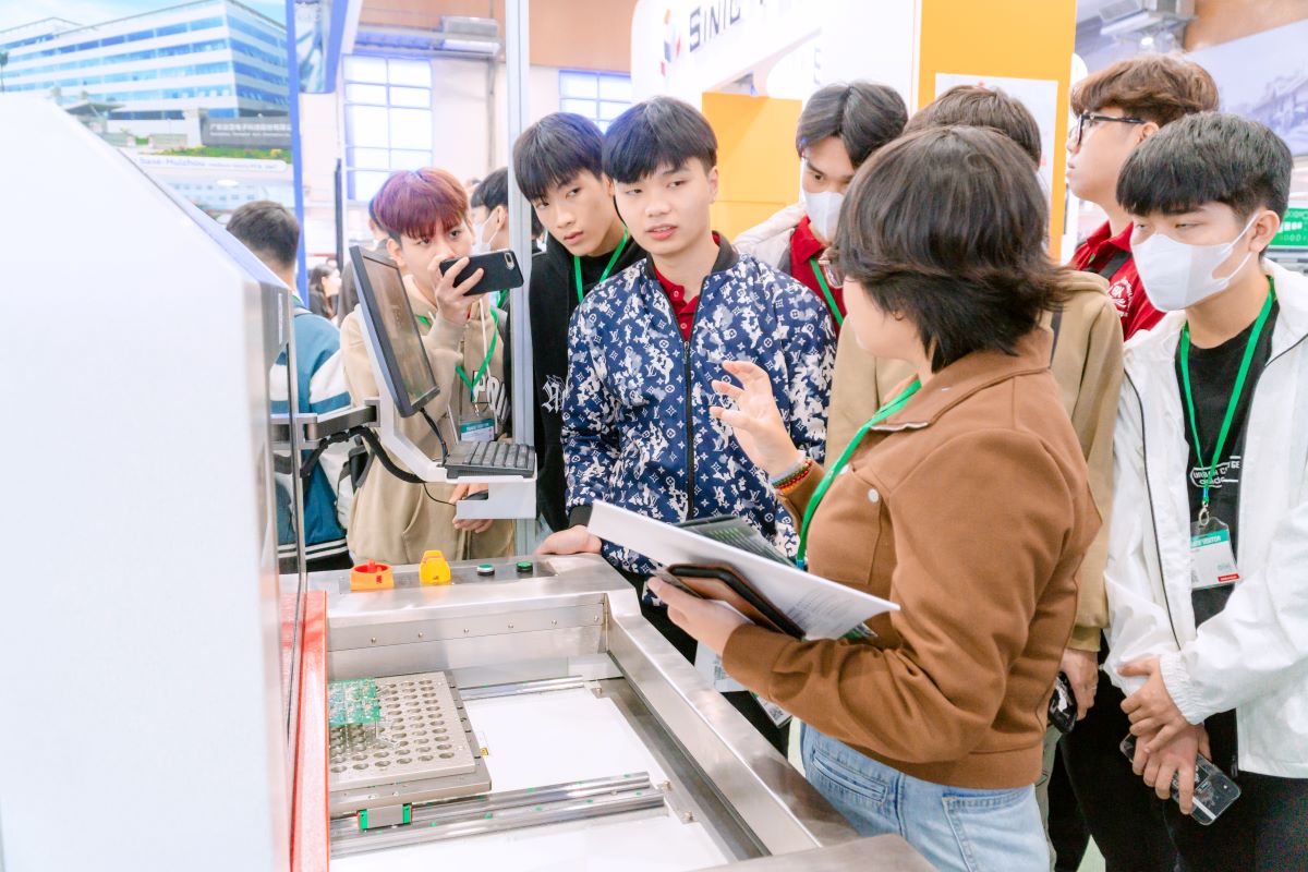 sinh viên ngành linh kiện điện tử