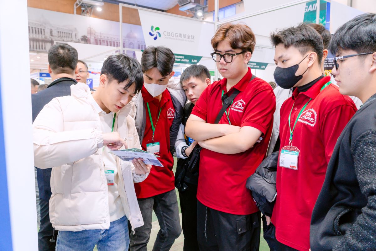 Sinh viên ngành linh kiện điện tử